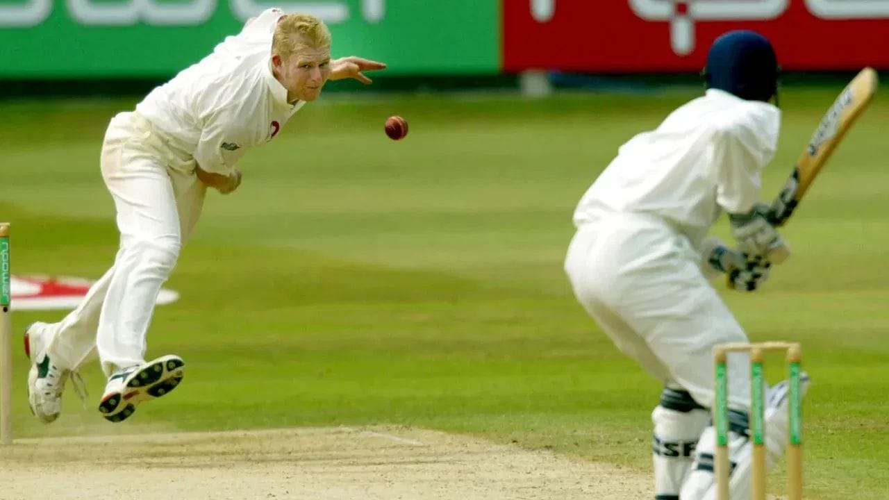 2. સિલ્વર ડક (Silver Duck): મેચ દરમિયાન જો કોઈ બેટર પોતાની ઇનિંગના બીજા બોલ પર શૂન્ય રને આઉટ થઈ જાય, તો તેને 'સિલ્વર ડક' કહેવામાં આવે છે.