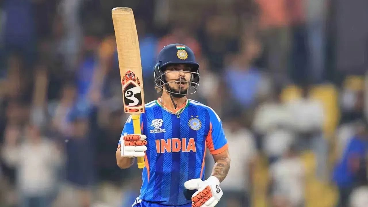 ટીમ ઈન્ડિયામાં વાપસી બાદ ઈશાન કિશનના બેટથી જબરદસ્ત ફોર્મ જોવા મળ્યું છે. પાકિસ્તાન સામેની મેચમાં જ્યારે ભારતીય ટીમે માત્ર 1 રનના સ્કોર પર અભિષેક શર્માના રૂપમાં પ્રથમ વિકેટ ગુમાવી દીધી હતી, ત્યારે ઈશાને પોતાની જવાબદારી નિભાવીને પાકિસ્તાની બોલરોને દબાણ બનાવવાની કોઈ તક આપી નહોતી. 