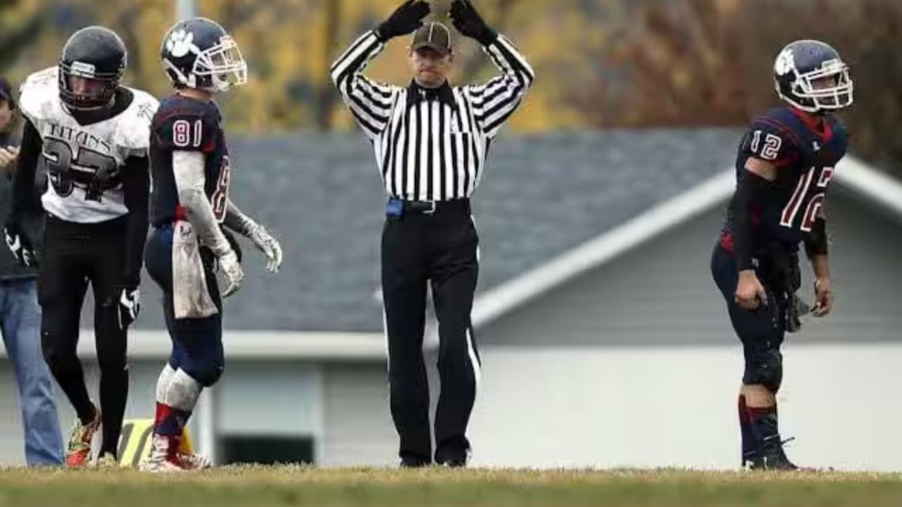 આ પછી તમારે રાષ્ટ્રીય સ્તરની પરીક્ષા પાસ કરવી આવશ્યક છે. આ પ્રક્રિયામાં લેખિત પરીક્ષા, ઇન્ટરવ્યૂ અને મેદાન પર પ્રેક્ટિકલ ટેસ્ટનો સમાવેશ થાય છે. ફિટનેસ ટેસ્ટ પણ જરૂરી છે. કારણ કે અમ્પાયરોએ લાંબા સમય સુધી મેદાન પર ઊભા રહેવું પડે છે. બધા તબક્કાઓ પસાર કર્યા પછી તમે સ્થાનિક ટુર્નામેન્ટમાં સત્તાવાર અમ્પાયર બનો છો.
