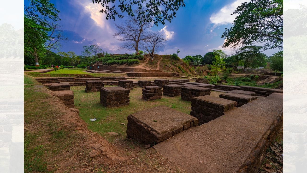 ભારતમાં શહેરોની પરંપરા બહુ જૂની છે. પ્રાચીન સમયથી અહીં મોટા શહેરો વેપાર, સંસ્કૃતિ અને શાસનના કેન્દ્ર રહ્યા છે. સિંધુ ખીણ સંસ્કૃતિના મોહેંજો-દડો અને હડપ્પા જેવા શહેરો સુવ્યવસ્થિત આયોજન, પાકી ઈંટના મકાનો અને ઉત્તમ ડ્રેનેજ વ્યવસ્થા માટે જાણીતા હતા. ( Credits: AI Generated )