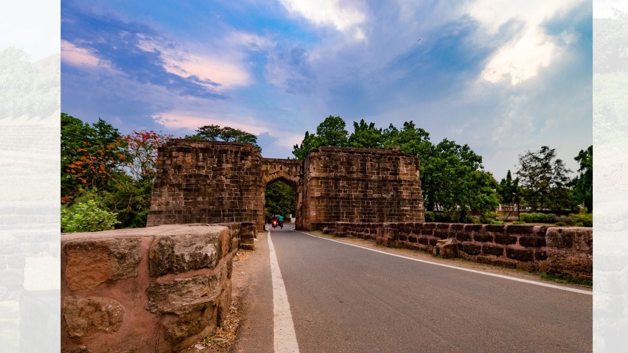 વૈદિક અને મહાજનપદ કાળમાં વારાણસી, કૌશાંબી અને પાટલીપુત્ર જેવા શહેરો વિકસ્યા હતા. મધ્યયુગમાં દિલ્હી અને આગ્રા મહત્વપૂર્ણ બન્યા, જ્યારે બ્રિટિશ સમયમાં કોલકાતા અને મુંબઈ આગળ વધ્યા. આજના સમયમાં નવી દિલ્હી, બેંગલુરુ અને નોઈડા જેવા શહેરો ઝડપી વિકાસ કરી રહ્યા છે. ( Credits: AI Generated )