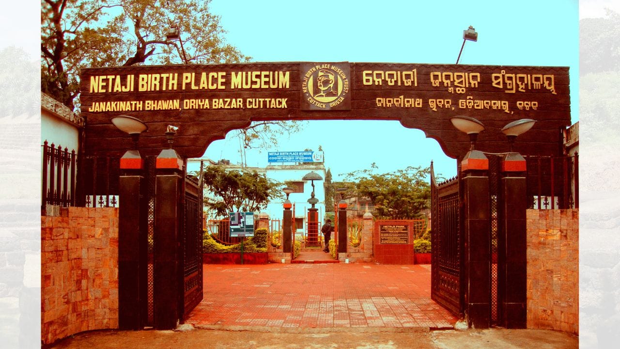 કટક ઓડિશાનું ઐતિહાસિક અને સાંસ્કૃતિક મહત્વ ધરાવતું શહેર છે. તેને “ચાંદી શહેર” અને રાજ્યની વેપારી રાજધાની તરીકે ઓળખવામાં આવે છે. મહાનદી અને કઠજોડી નદીઓના સંગમ પાસે આવેલું હોવાથી શહેરને કુદરતી રીતે સુરક્ષિત સ્થાન મળ્યું છે. ( Credits: AI Generated )