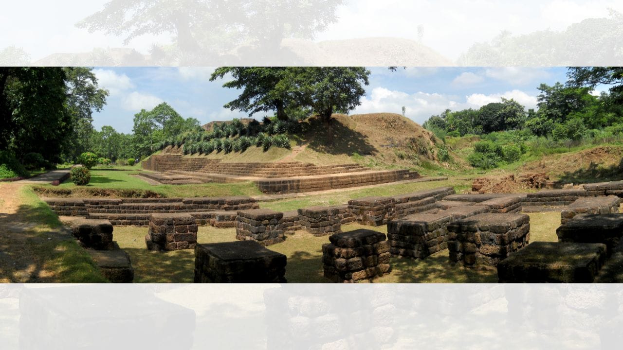 મધ્યયુગમાં 13મી સદી દરમિયાન રાજા અનંગ ભીમ દેવ ત્રીજા એ અહીં બારાબતી કિલ્લો બનાવ્યો, જે આજે ઐતિહાસિક સ્મારક તરીકે જાણીતો છે. શહેર લાંબા સમય સુધી ગજપતિ શાસકોની રાજધાની રહ્યું અને બાદમાં મુઘલ, મરાઠા તેમજ 1803માં બ્રિટિશ ઇસ્ટ ઇન્ડિયા કંપનીના કબજામાં આવ્યું. આજકાલ કટક વેપાર, ઉદ્યોગ અને સંસ્કૃતિ માટે મહત્વપૂર્ણ કેન્દ્ર ગણાય છે. ( નોંધ: અહીં આપવામાં આવેલી માહિતી પબ્લિક ડોમેન પરથી લેવામાં આવી છે, જે ફક્ત તમારી જાણકારી માટે છે.) ( Credits: AI Generated )