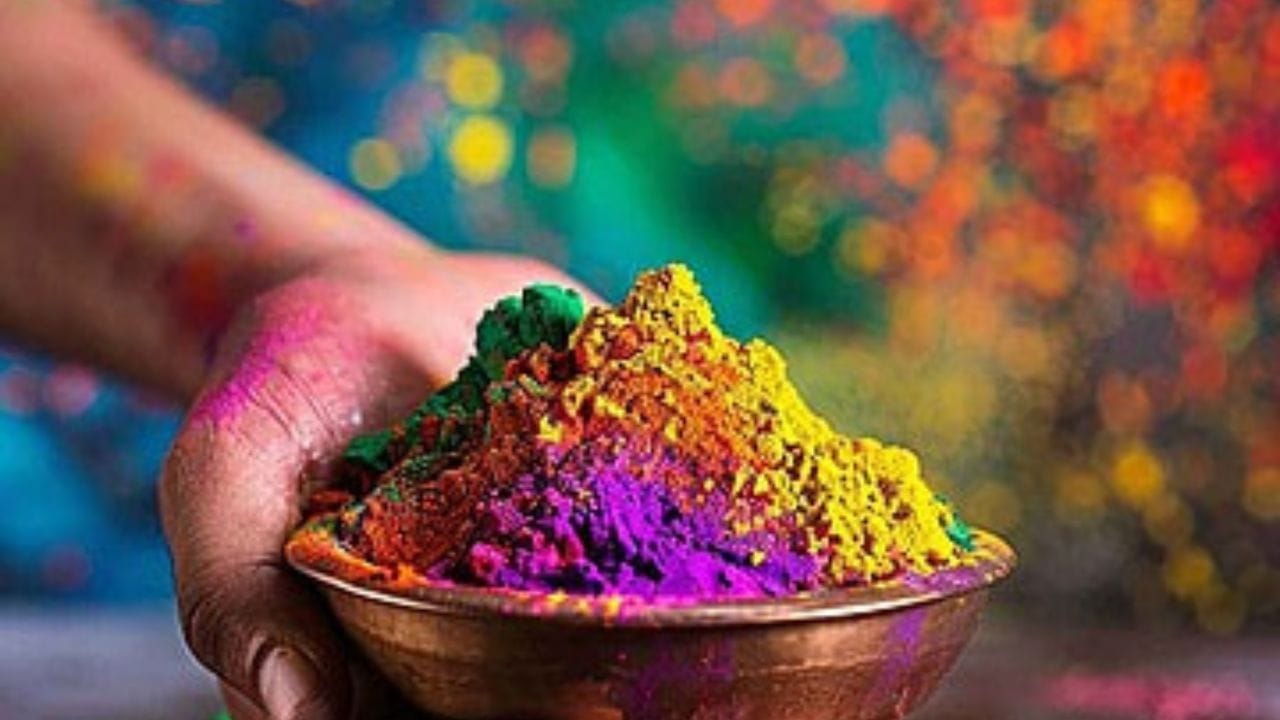 ઘરે પીળો રંગ બનાવવા માટે, ગલગોટાના ફૂલોને પાણીમાં ઉકાળો અને તેમાં થોડી હળદર પાવડર ઉમેરો. પાણીનો રંગ પીળો થઈ જાય પછી, તેને થોડો ઠંડુ થવા દો. આ રંગ સંપૂર્ણપણે કુદરતી અને સલામત છે, જેનાથી તમે રસાયણમુક્ત હોળી રમી શકો છો.
