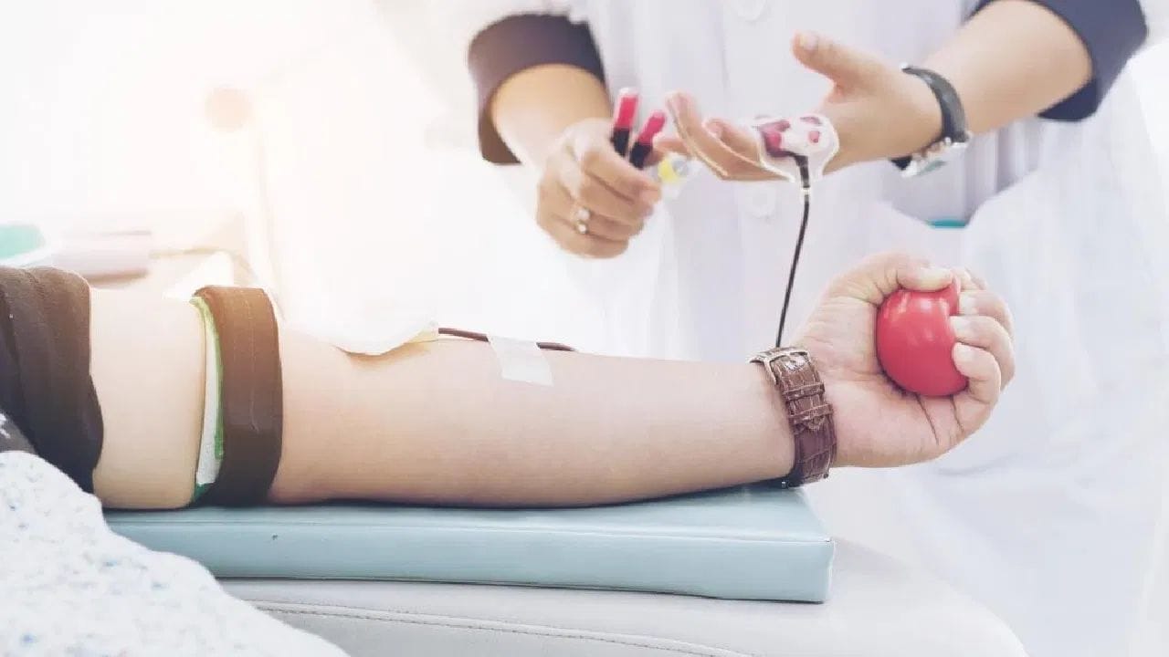 શિયાળામાં સુગર કંટ્રોલ કરવા માટે ડાયેટ પર ખાસ ધ્યાન આપો. શરીરને ગરમ રાખો, હાઈ કેલરી ફૂડથી બચો, નિયમિતપણે વર્કઆઉટ કરો, રોજ અડધો કલાક તડકામાં બેસો, માત્ર નવશેકું પાણી પીવો, સવારે ખાલી પેટે લીંબુ પાણી લો, દૂધીનું સૂપ, જ્યુસ અને શાકભાજી ખાઓ તથા અનાજ અને ચોખાનું સેવન ઘટાડી દો.