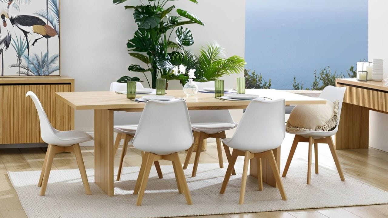 લોકો ઘણીવાર ડાઇનિંગ ટેબલ પર નમકની ડબ્બી રાખે છે. અહીં પણ આ ટાળવું જોઈએ. અહીં મીઠું અને અન્ય વસ્તુઓ રાખવાથી આર્થિક મુશ્કેલીઓ થઈ શકે છે. ઉતાવળમાં લોકો તેમના પાકીટ, બિલ અથવા મોબાઇલ ફોન પણ અહીં છોડી દે છે. આ પણ ખોટી પ્રથા માનવામાં આવે છે. વાસ્તુ શાસ્ત્ર મુજબ ડાઇનિંગ ટેબલ હંમેશા સકારાત્મક ઉર્જાથી ભરેલું હોવું જોઈએ.