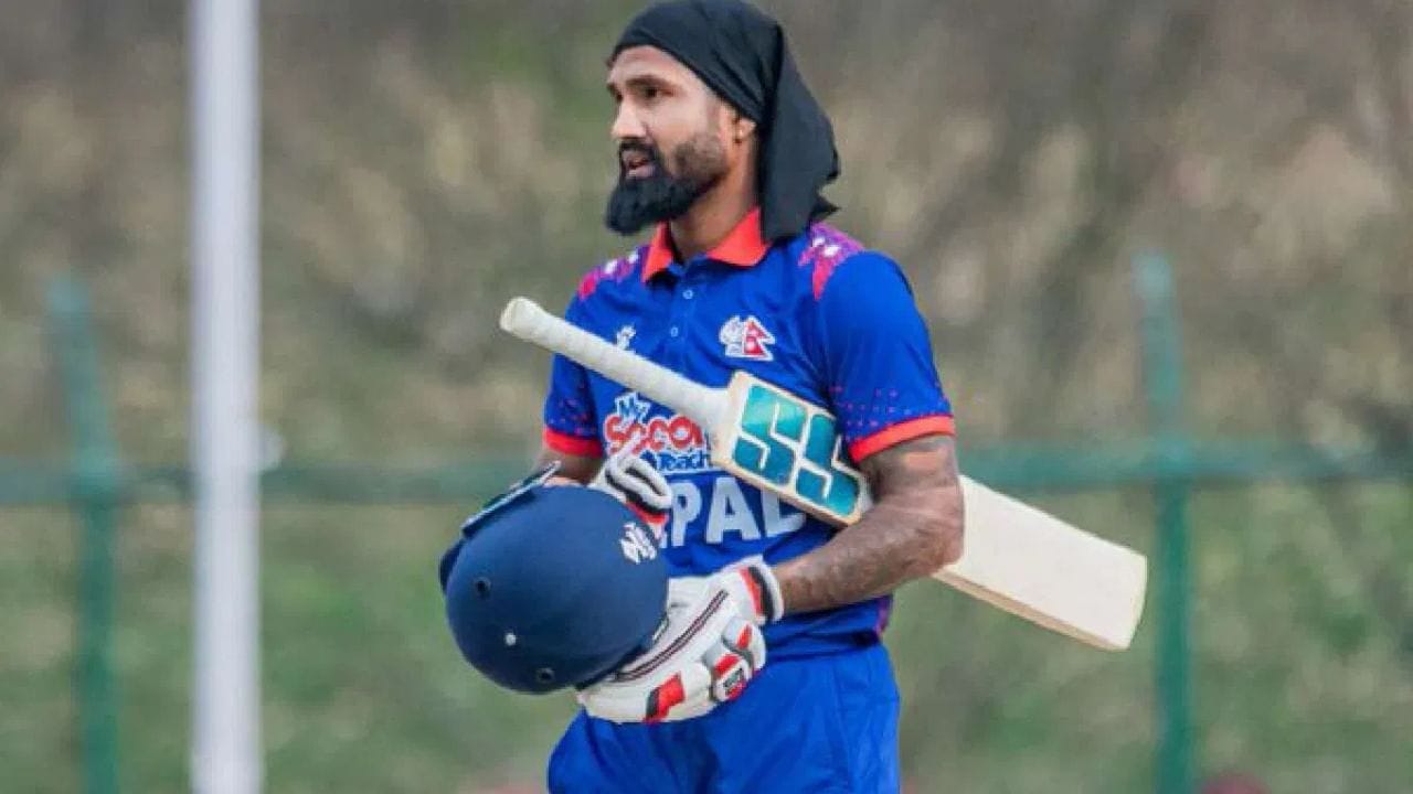 24 જાન્યુઆરી, 2000ના રોજ જન્મેલો દીપેન્દ્ર જમણા હાથનો બેટ્સમેન અને ઓફ સ્પિન બોલર છે. 2023માં મંગોલિયા સામેની મેચમાં તેની ઐતિહાસિક ઇનિંગ બાદ તે નેપાળનો સૌથી મોટો ક્રિકેટ સ્ટાર બની ગયો છે. (PC: PTI/X)