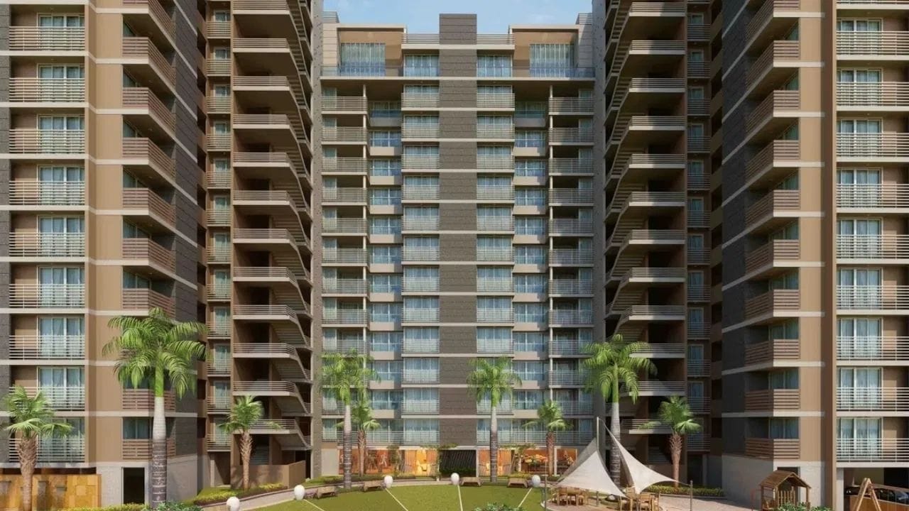 સત્યમેવ એલિસિયમ અમદાવાદની સૌથી મોંઘી સોસાયટીઓમાંની એક છે. અહીં રહેવાસીઓને ક્લબ હાઉસ, વરસાદી પાણીનો સંગ્રહ, સુંદર ફૂલોના બગીચા, કચરા નિકાલની વ્યવસ્થા, મુલાકાતીઓ માટે પાર્કિંગ અને વાઇ-ફાઇ કનેક્ટિવિટી જેવી પ્રીમિયમ સુવિધાઓ મળે છે. શાંતિપૂર્ણ વાતાવરણ અને ઉચ્ચ સ્તરની સુરક્ષા આ સોસાયટીને ખાસ બનાવે છે.