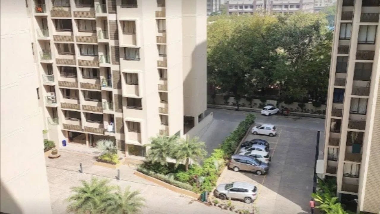 કાસા વ્યોમા : વસ્ત્રાપુરમાં આવેલી કાસા વ્યોમા સોસાયટી 3 અને 4 BHK લક્ઝરી એપાર્ટમેન્ટ માટે જાણીતી છે. અહીં સ્વિમિંગ પૂલ, જોગિંગ ટ્રેક, ક્લબ હાઉસ, બાળકો માટે ગેમ એરિયા અને પૂરતું પાર્કિંગ ઉપલબ્ધ છે. પ્રાઇમ લોકેશન અને આધુનિક સુવિધાઓને કારણે આ સોસાયટી હાઇ-એન્ડ લિવિંગ માટે પસંદ કરવામાં આવે છે.