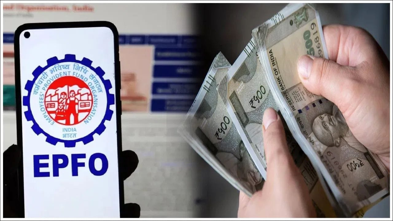 EPFO ના નિયમો અનુસાર, જ્યારે કોઈ કર્મચારી 55 વર્ષની વયે નિવૃત્ત થાય છે, ત્યારે તેના પીએફ (PF) ખાતા પર આગામી 36 મહિના એટલે કે 3 વર્ષ સુધી વ્યાજ મળવાનું ચાલુ રહે છે. આનો અર્થ એ છે કે, જો તમે નિવૃત્તિ પછી તરત જ પૈસા નથી ઉપાડતા, તો પણ આગામી 3 વર્ષ સુધી તમારા પૈસા સરકારી વ્યાજ દર મુજબ વધતા રહેશે. 