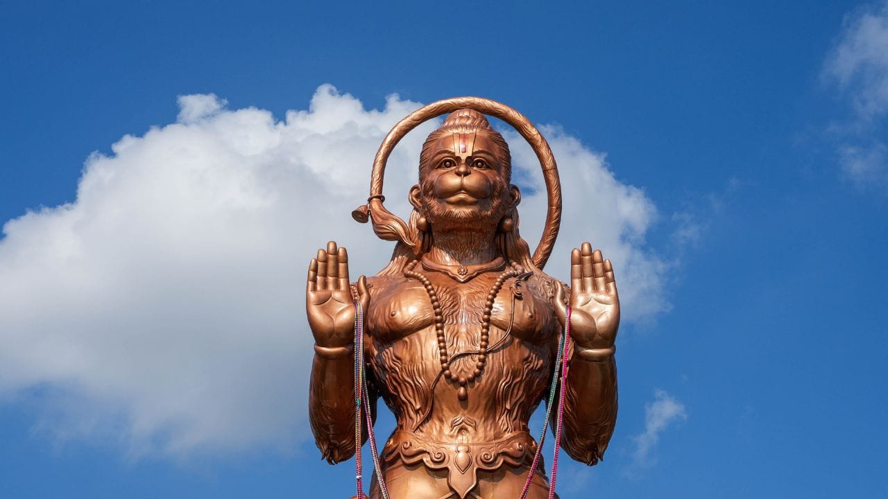 પંચમુખી લોકેટ પહેર્યા પછી હનુમાનજીની ભક્તિરૂપે હનુમાન ચાલીસા અને બજરંગ બાણનો પાઠ કરવો શુભ માનવામાં આવે છે. માન્યતા મુજબ આવું કરવાથી નકારાત્મક અસર અને ખરાબ નજરથી રાહત મેળવી શકો છો ( Credits: Getty Images ) 