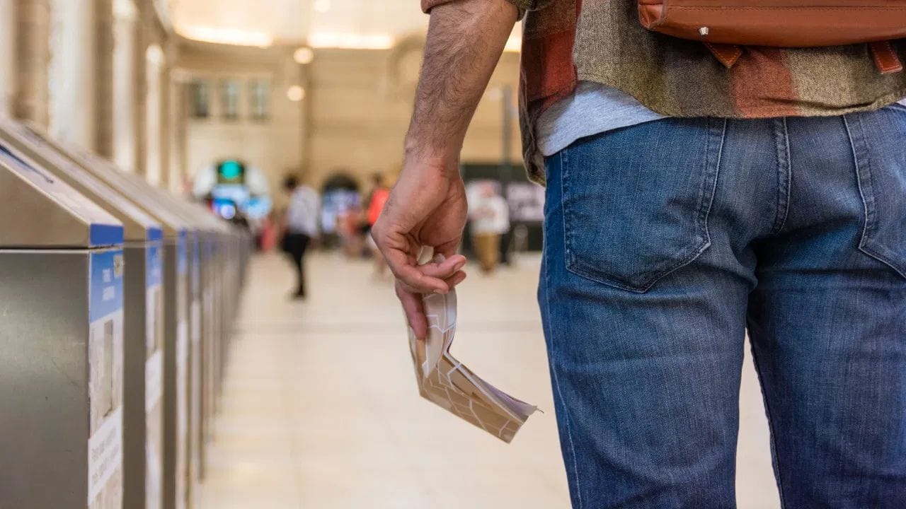 "ડ્રગ્સ અથવા બોમ્બ વિશે મજાક કરવી": સુરક્ષાના દૃષ્ટિકોણથી ઇમિગ્રેશન ડેસ્ક પર કરવામાં આવેલી કોઈપણ નાની મજાક તમને મોટી મુસીબતમાં મૂકી શકે છે. આથી, આવા સંવેદનશીલ વિષયો પર ક્યારેય પણ કોઈ ટિપ્પણી કે રમુજ ન કરો.