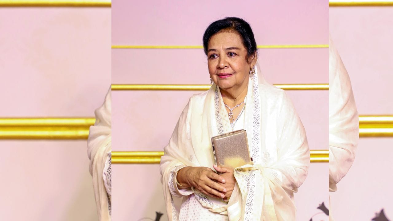  ફિલ્મોમાં હીરો અને હિરોઈનની સૌથી વધુ ચર્ચા થાય છે, પરંતુ એક સમય હતો જ્યારે ફરીદા જલાલની દરેક જગ્યાએ ચર્ચા રહેતી હતી.આજે તેની પહેલી ફિલ્મથી લઈને પ્રેમ અને લગ્ન સુધી, બધું જ જાણીએ.