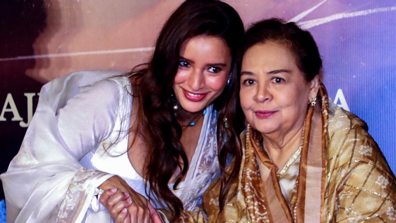 1990 અને 2000ના દાયકાની શરૂઆતમાં માતાની ભૂમિકાઓ અને મજબૂત સ્ત્રી પાત્રો ભજવ્યા પછી તે ઘરે ઘરે જાણીતી બની ગઈ. તેણીએ મામ્મો (1994) માં તેની ભૂમિકા માટે શ્રેષ્ઠ અભિનેત્રી (ક્રિટિક્સ) નો ફિલ્મફેર એવોર્ડ પણ જીત્યો છે. 