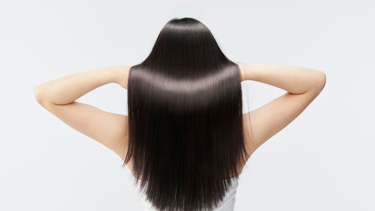 નિયમિત ઉપયોગ વાળને જાડા અને નરમ બનાવે છે. જેની અસર તમારા લુક પર પણ પડે છે.