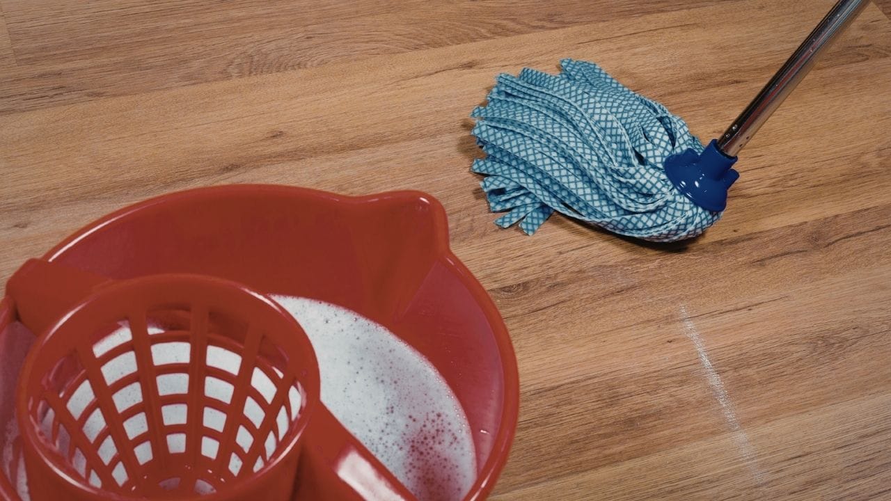 સૌપ્રથમ એક ડોલમાં અડધું પાણી ભરો. ત્યારબાદ તેમાં એક ચમચી વિનેગર અને બે ચમચી બેકિંગ સોડા ઉમેરો. વધુ સારા પરિણામ માટે આ મિશ્રણમાં ડીશ ધોવાના પ્રવાહીના થોડા ટીપાં પણ ઉમેરી શકાય છે. હવે આ પાણીથી ફ્લોર પોતું કરો. આ દ્રાવણ ફ્લોર પરથી ગંદકી, ડાઘ અને ખરાબ ગંધને ઝડપથી દૂર કરે છે અને ફ્લોરને ચમકદાર બનાવે છે.