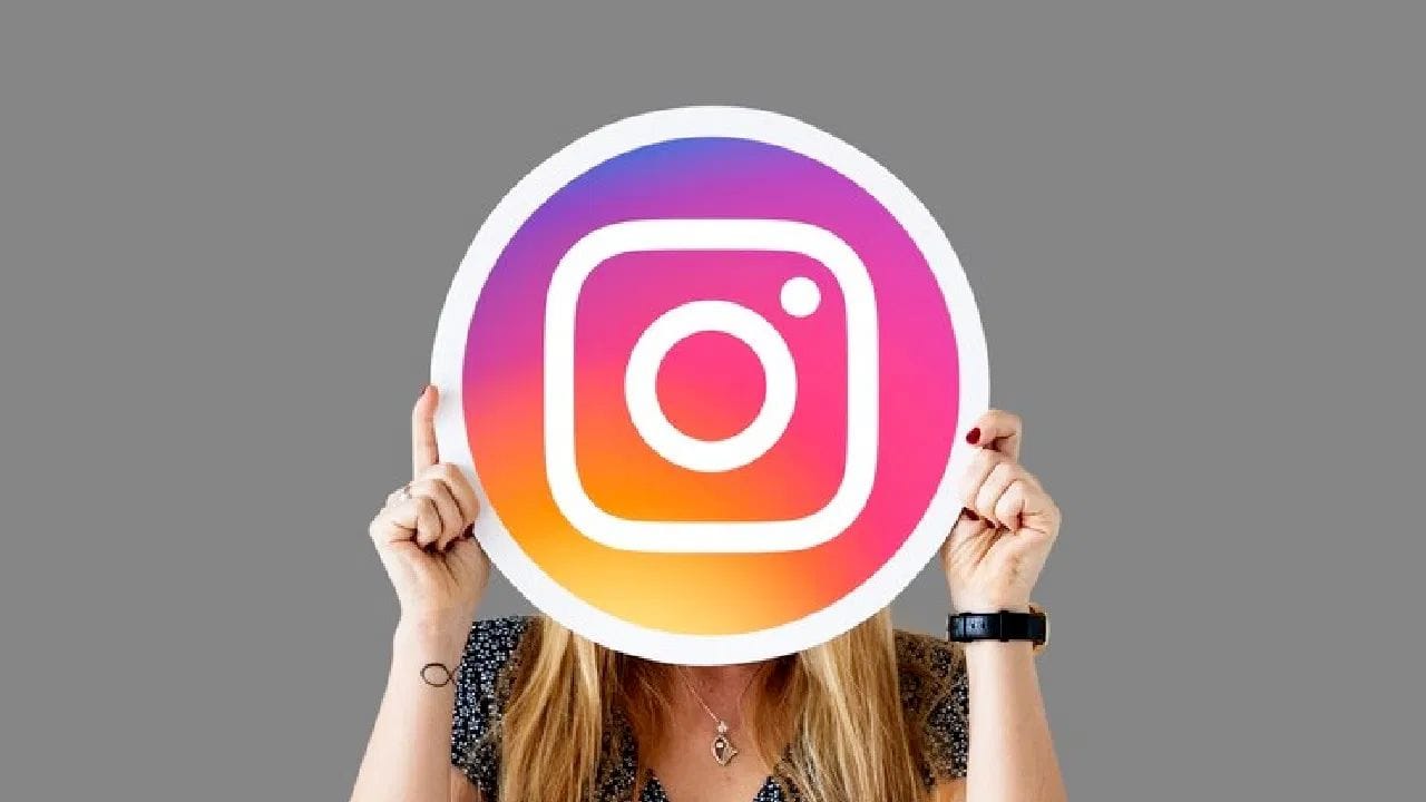 ધૂંધળી, હલતી અથવા ઓછી લાઈટવાળી રીલ્સ પર લોકો જલ્દી ધ્યાન આપતા નથી. પ્રયત્ન કરો કે, વીડિયો વર્ટિકલ (9:16) ફોર્મેટમાં હોય, લાઈટિંગ સારી હોય અને કેમેરો સ્થિર હોય. સાફ અને પ્રોફેશનલ લુકવાળી રીલ્સ વધુ આકર્ષક લાગે છે તેમજ તે યુઝરનું ધ્યાન પણ જાળવી રાખે છે.