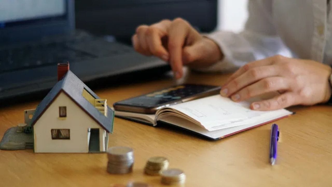 ટૂંકમાં, જેવી EMIની તારીખ વીતી જાય છે, બેંકના સિસ્ટમમાં તમારું લોન એકાઉન્ટ 'ઓવરડ્યુ' (Overdue) તરીકે માર્ક થઈ જાય છે. શરૂઆતમાં તમને ઓટોમેટેડ મેસેજ અને ઈમેલ આવશે. થોડા દિવસો પછી બેંકની કલેક્શન ટીમનો ફોન પણ આવી શકે છે.