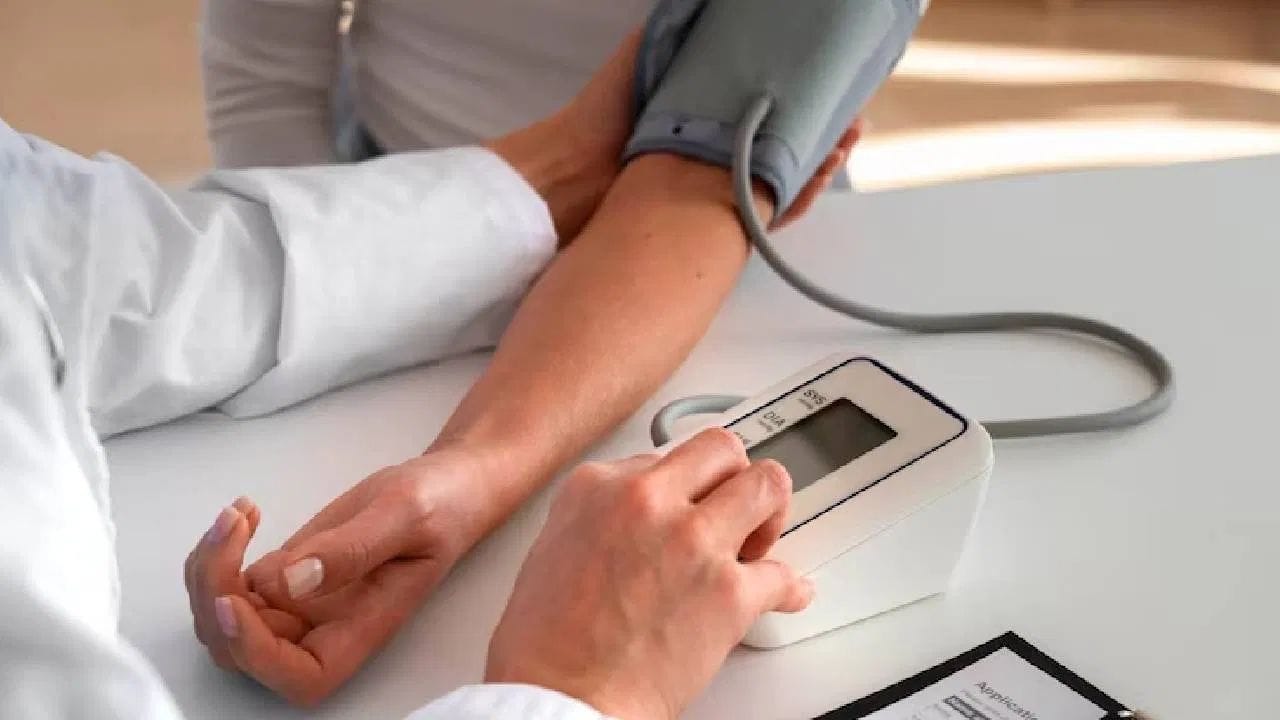 પંચકર્મ ચિકિત્સા: બ્લડ પ્રેશરને મટાડવા માટે પંચકની 5 પદ્ધતિઓ ખૂબ જ ઉપયોગી છે. આમાં વમન, વિરેચન, બસ્તી, નસ્ય અને રક્તમોક્ષણનો સમાવેશ થાય છે.  વિરેચન દ્વારા પિત્ત દોષને સંતુલિત કરવામાં આવે છે, જેનાથી તણાવ ઘટે છે. આ પ્રક્રિયા શરીરના ઝેરી તત્વો (Toxins) બહાર કાઢીને શરીરને શુદ્ધ કરે છે અને હાઈ બ્લડ પ્રેશરને કંટ્રોલ કરે છે.