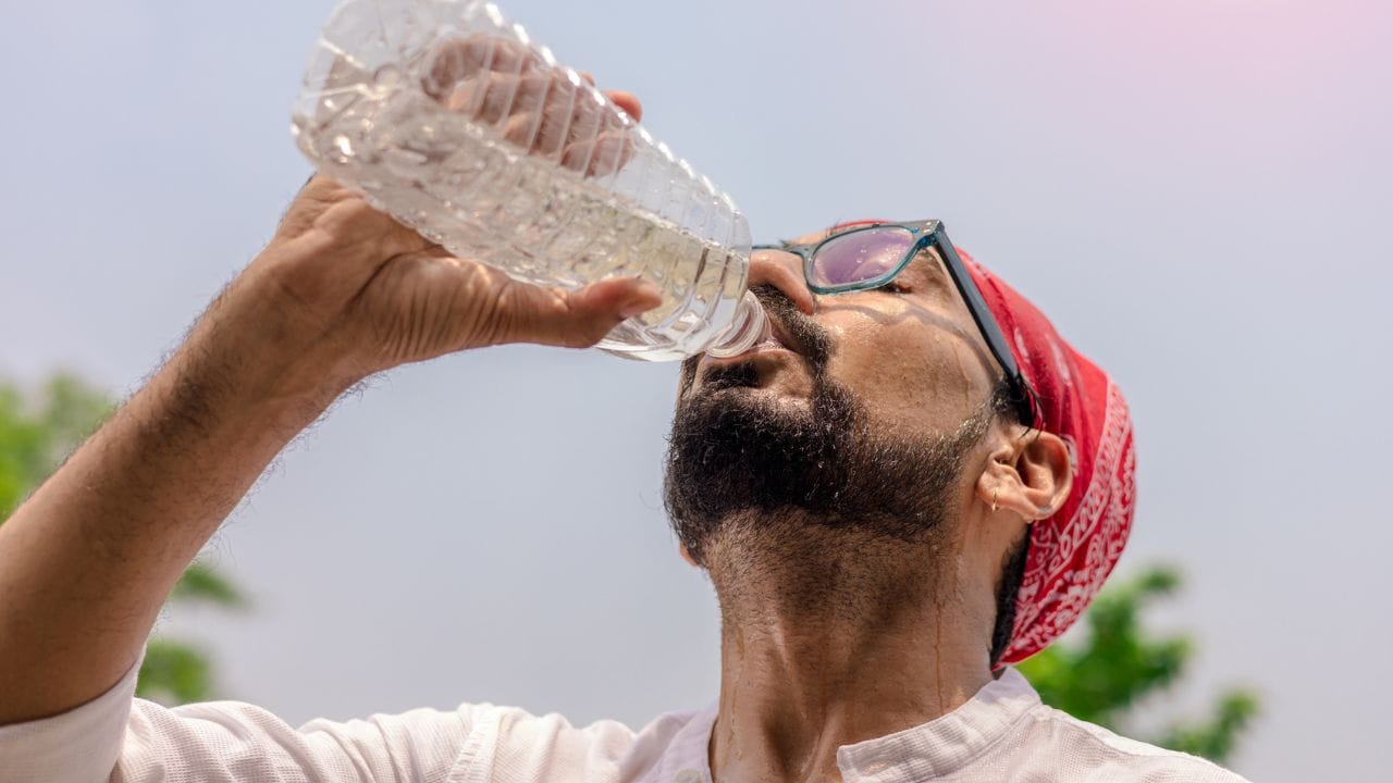 ઉનાળાની શરૂઆત થતાં જ આકરી ગરમી અને તીવ્ર તરસથી બચવા માટે આપણે સૌ પ્રથમ ફ્રિજ તરફ દોડીએ છીએ. ગરમીમાં ઠંડુંગાર પાણી પીવું એ જાણે સૌથી મોટું સુખ લાગે છે, પરંતુ શું તમે ક્યારેય વિચાર્યું છે કે તરસ છિપાવવા માટે તમે જે ફ્રિજના 'ચિલ્ડ' પાણીનો સહારો લો છો, તે તમારા સ્વાસ્થ્ય માટે કેટલું જોખમી હોઈ શકે? બીજી તરફ આપણા પૂર્વજોના સમયથી ચાલ્યું આવતું માટલું આજે પણ શ્રેષ્ઠ વિકલ્પ છે. ચાલો જાણીએ કે કેમ આ ઉનાળે તમારે ફ્રિજની બોટલ છોડીને માટલા તરફ વળવું જોઈએ.