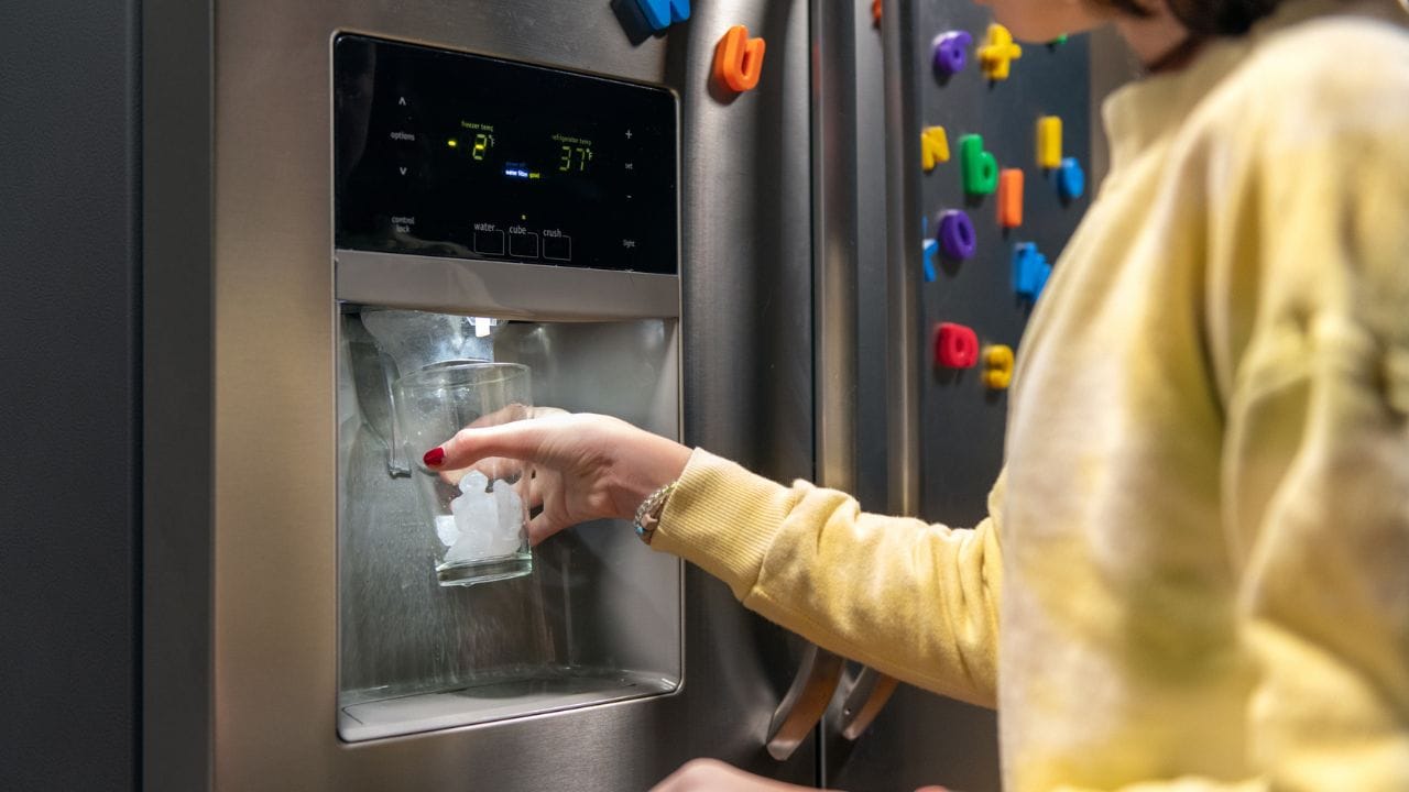 પાચનના વિકાર: પાચન પ્રક્રિયા મંદ પડવાને કારણે ખોરાક પચવામાં મુશ્કેલી પડે છે. એસિડિટી અને ઉલટી: લાંબા ગાળે ફ્રિજનું પાણી એસિડિટી અને ઉલટી જેવી સમસ્યાઓ નોંતરે છે. કુદરતી ઠંડક ધરાવતું પાણી શરીરના તાપમાન સાથે સુમેળ સાધે છે, જ્યારે ફ્રિજનું પાણી શરીરની કુદરતી વ્યવસ્થામાં ખલેલ પહોંચાડે છે.