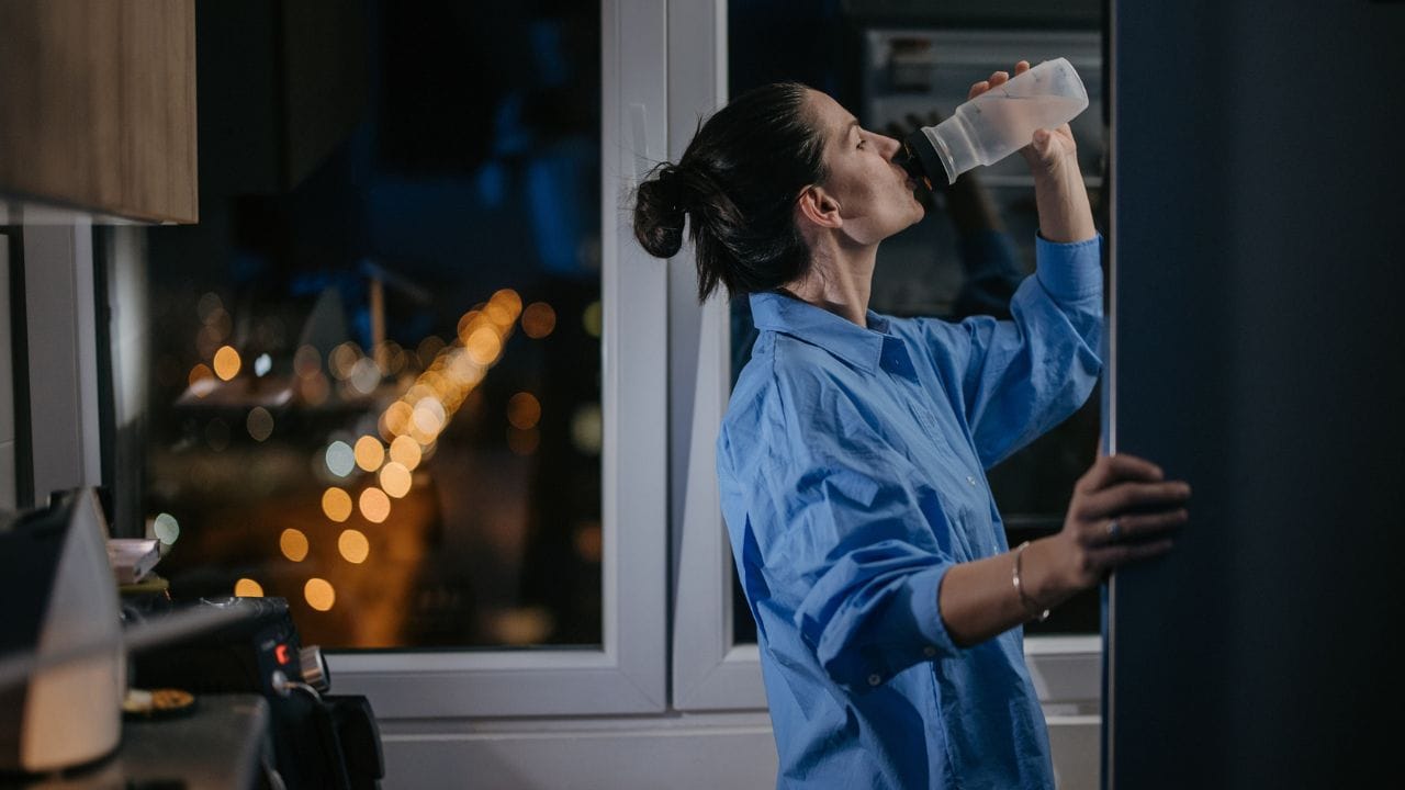 ગળામાં દુખાવો: અતિશય ઠંડકને કારણે ગળામાં સોજો કે દુખાવો થઈ શકે છે. નાકની સમસ્યા: નાક બંધ થઈ જવું અથવા શ્વાસ લેવામાં તકલીફ પડવી જેવી સમસ્યાઓ ઉદ્ભવે છે. શરદી અને ખાંસી: વારંવાર ઠંડું પાણી પીવાથી શરદી- ખાંસી થવાનું જોખમ વધી જાય છે. દાંતની સંવેદનશીલતા: વધુ પડતું ઠંડું પાણી દાંતમાં સેન્સિટિવિટી (ઝણઝણાટી) પેદા કરી શકે છે. ફ્રિજનું ખૂબ જ ઠંડું પાણી આરોગ્ય માટે હાનિકારક સાબિત થઈ શકે છે. ખૂબ જ ઠંડું પાણી પીવાથી ગળામાં દુખાવો, નાકમાં સમસ્યા અથવા બંધ થવા જેવી તકલીફો થઈ શકે છે.