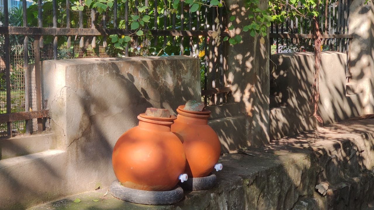 માટલાનું પાણી કુદરતી અમૃત : ઉનાળામાં માટલાનું પાણી પીવું એ સ્વાસ્થ્ય માટે વરદાન સમાન છે. માટલામાં પાણી કુદરતી રીતે જ ઠંડું થાય છે જે શરીર માટે સંપૂર્ણપણે સુરક્ષિત છે. વધુ હાઇડ્રેશન: માટલાનું પાણી 'આલ્હાદક ઠંડું' હોય છે, જેના કારણે આપણે તૃપ્ત થઈને પૂરતા પ્રમાણમાં પાણી પીએ છીએ. આથી શરીર યોગ્ય રીતે હાઇડ્રેટેડ રહે છે. રોગોથી બચાવ: યોગ્ય માત્રામાં પાણી પીવાથી ઉનાળામાં થતા ડિહાઇડ્રેશન અને અન્ય ગરમીના રોગોથી બચી શકાય છે. જો તમારે ફ્રિજનું પાણી પીવું જ હોય, તો અતિશય ચિલ્ડ પાણી પીવાનું ટાળો. તેની જગ્યાએ નોર્મલ ઠંડું પાણી પીવું વધુ હિતાવહ છે.
Input Credits: Getty Images