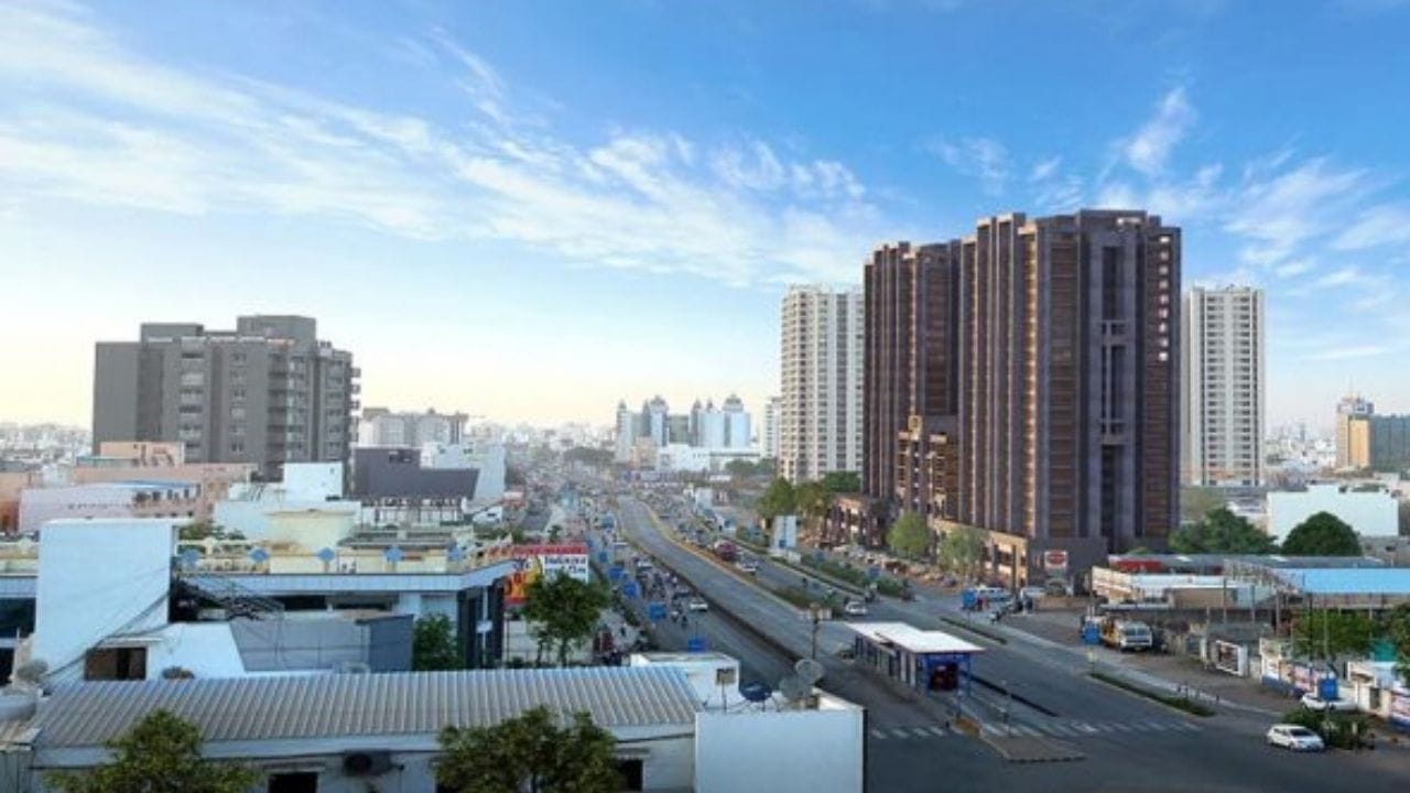 સરગાસણ વિસ્તાર સમૃદ્ધ પરિવારો માટે જાણીતો છે. વિશાળ બંગલાઓ, લક્ઝરી ફ્લેટ્સ અને સારા રોડ-નેટવર્કના કારણે આ વિસ્તાર ખૂબ લોકપ્રિય છે. શાંતિપૂર્ણ વાતાવરણ અને શહેરના મુખ્ય વિસ્તારો સાથે સારી કનેક્ટિવિટી તેની વિશેષતા છે.