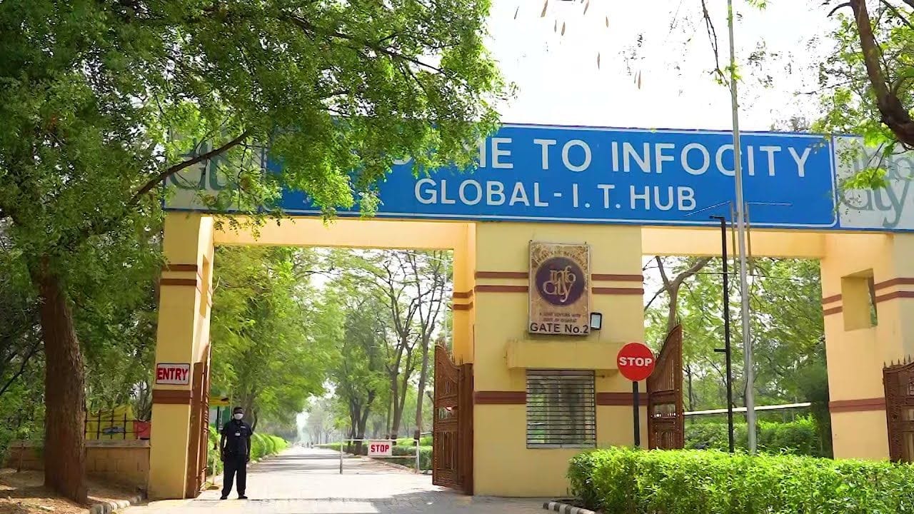 ઇન્ફોસિટી નજીકનો વિસ્તાર આઈટી પ્રોફેશનલ્સ અને બિઝનેસમેન માટે આકર્ષણનું કેન્દ્ર છે. આધુનિક ફ્લેટ્સ, સારી ઈન્ફ્રાસ્ટ્રક્ચર અને રોજગારની તકોને કારણે અહીં પ્રોપર્ટીના ભાવ ઊંચા રહે છે.