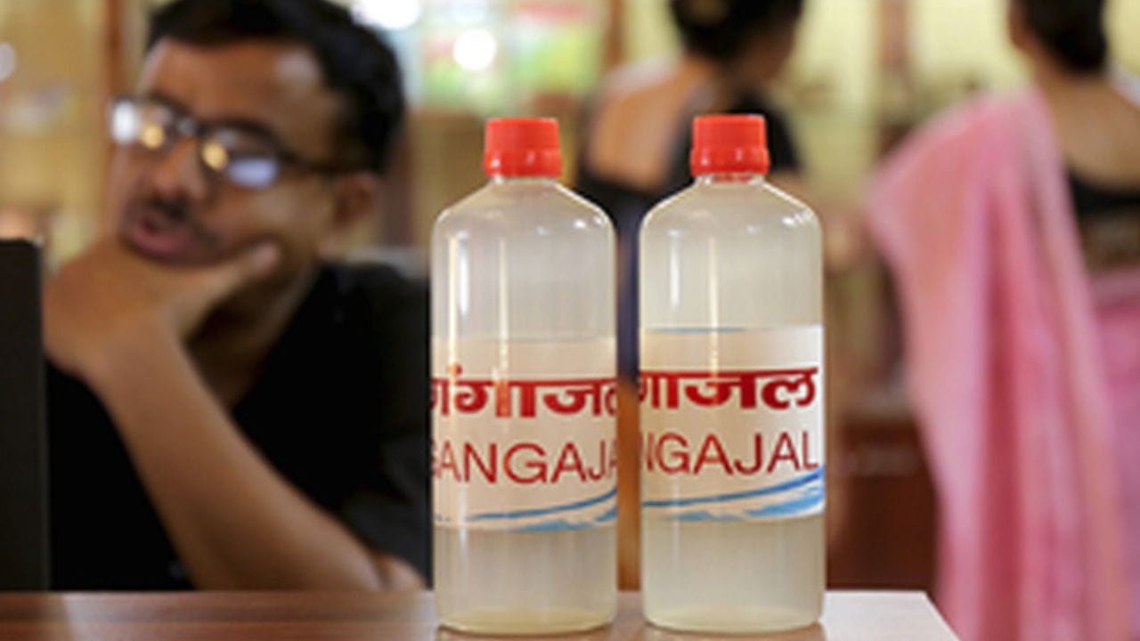 વાસ્તુ શાસ્ત્ર અનુસાર, ગંગા જળ અત્યંત પવિત્ર છે. તેથી, ક્યારેય પણ ગંગા જળને પ્લાસ્ટિકની બોટલમાં સ્ટોરમાંથી અથવા ગંગાનું પાણી ન લાવો; તેના બદલે, પિત્તળ, ચાંદી અથવા માટીના વાસણનો ઉપયોગ કરો. વાસ્તુ શાસ્ત્રમાં એમ પણ કહેવામાં આવ્યું છે કે ગંગા જળને પ્લાસ્ટિકની બોટલમાં ઘરે લાવવું યોગ્ય નથી.
