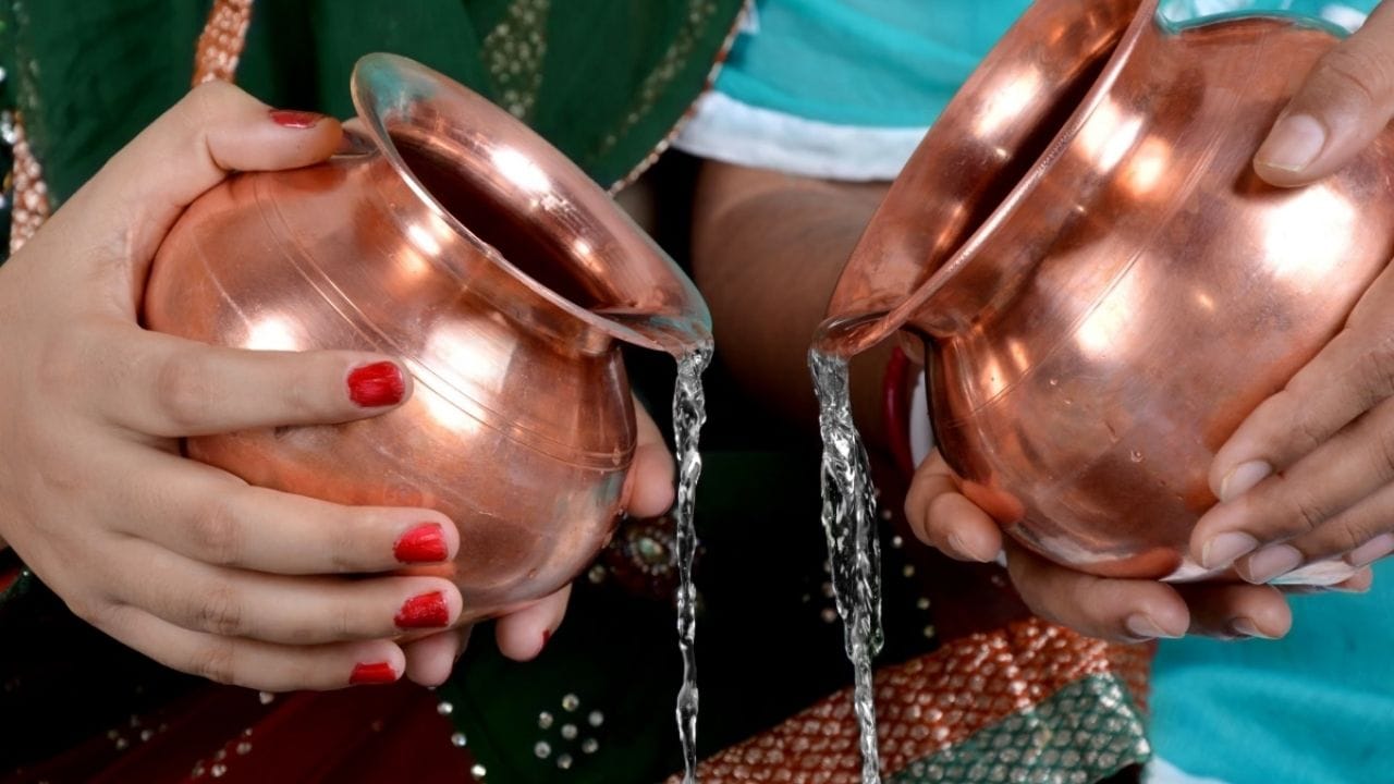 ગંગા જળને ક્યારેય અશુદ્ધ જગ્યાએ, વાસણ કે ચૂલા પર સંગ્રહિત ન કરો; તેને હંમેશા દેવતાઓના ઘરોમાં સંગ્રહિત કરો. દેવતાઓના ઘરોમાં ગંગા જળ રાખવું અત્યંત શુભ માનવામાં આવે છે. 