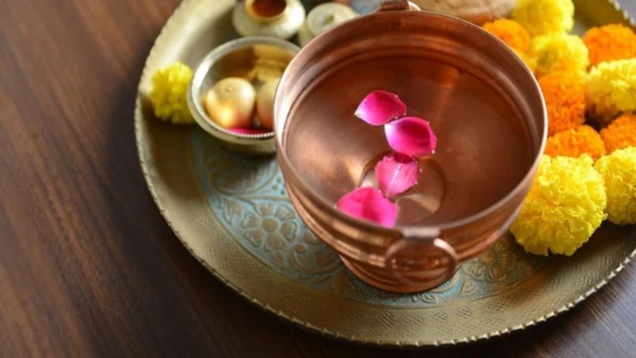 વાસ્તુ શાસ્ત્રમાં એમ પણ કહેવામાં આવ્યું છે કે જ્યાં ગંગા જળ સંગ્રહિત હોય ત્યાં માંસાહારી ખોરાક ન લેવો જોઈએ.
