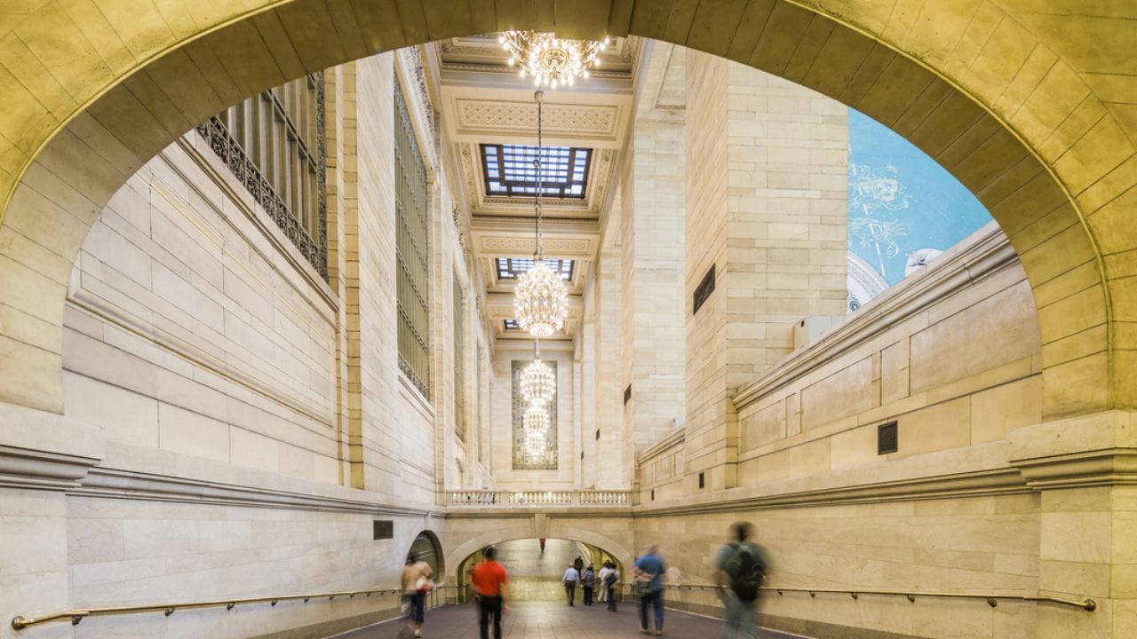 મોટાભાગના સ્ટેશનોમાં જગ્યાની અછત હોય છે પરંતુ ગ્રાન્ડ સેન્ટ્રલ ટર્મિનલ તેનાથી ઊંધું છે. તેના '44 પ્લેટફોર્મ' અને '67 ટ્રેક' બે ભૂગર્ભ સ્તરો (Underground levels) પર બનેલા છે. આ ડિઝાઇનને કારણે ઘણી ટ્રેનો કોઈપણ પ્રકારની અવ્યવસ્થા વગર ચાલી શકે છે. સવારના વ્યસ્ત સમયે અહીં ભીડ રહે છે પરંતુ વ્યવસ્થા જળવાઈ રહે છે, જે આટલા મોટા શહેર માટે ખાસ છે.