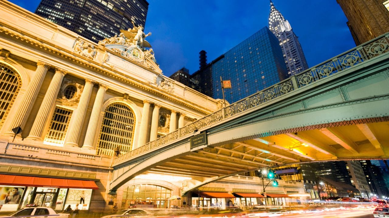 આ રેલવે સ્ટેશનનું નામ ગ્રાન્ડ સેન્ટ્રલ ટર્મિનલ (Grand Central Terminal) છે, જે અમેરિકાના ન્યૂયોર્ક શહેરમાં આવેલું છે. ગ્રાન્ડ સેન્ટ્રલ ટર્મિનલ મિડટાઉન મેનહટનમાં 42મી સ્ટ્રીટ અને પાર્ક એવન્યુના ચાર રસ્તા પર સ્થિત છે, જે અત્યંત ખાસ જગ્યાએ બનાવવામાં આવ્યું છે. ઓફિસો, શાળાઓ, લાઇબ્રેરીઓ અને ઘણા ઐતિહાસિક સ્થળો તેની ચારેય બાજુ આવેલા છે. ટ્રેનો અહીં માત્ર આવતી જ નથી પરંતુ તે ન્યૂયોર્ક અને આસપાસના રાજ્યોના દૈનિક જીવનને પણ જોડે છે.