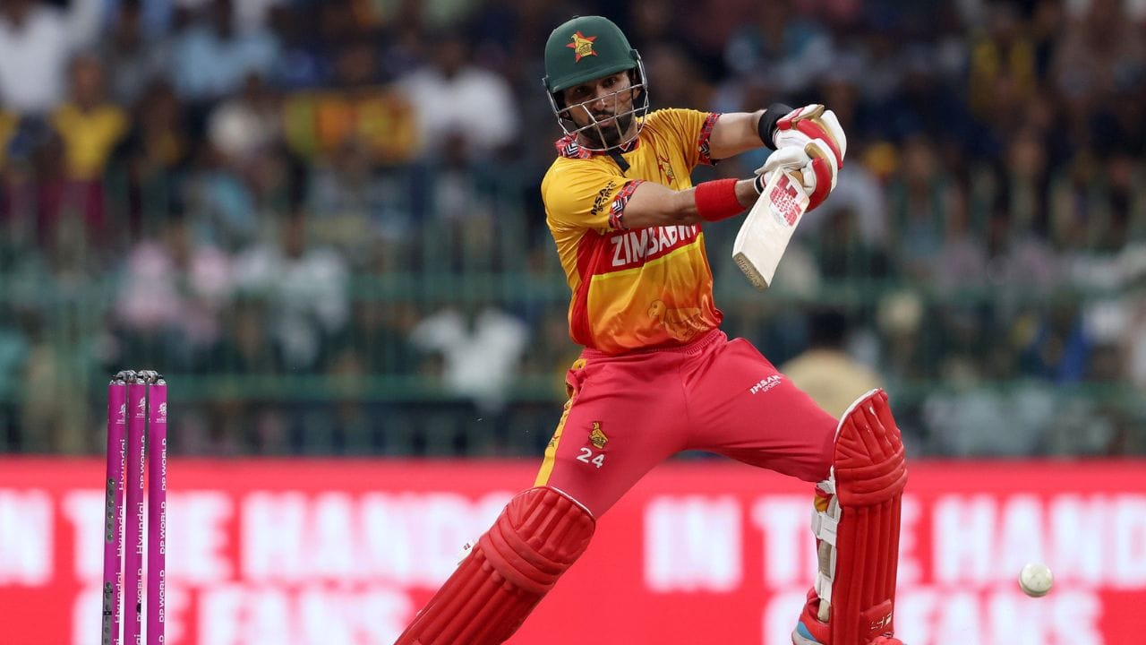 સિકંદર રઝા ટી20 વર્લ્ડ કપમાં સૌથી મોટી ઉંમરે પ્લેયર ઓફ ધ મેચ એવોર્ડ જીતવાની બાબતમાં બીજા નંબરે પહોંચી ગયો છે. આ મામલામાં તેણે પાકિસ્તાનના પૂર્વ ક્રિકેટર શોએબ મલિકને પાછળ છોડી દીધો છે. હવે આ યાદીમાં તેની આગળ માત્ર સનથ જયસૂર્યાનું નામ છે. જયસૂર્યાએ 39 વર્ષ અને 345 દિવસની ઉંમરે આ કારનામું કર્યું હતું, જ્યારે શોએબ મલિકે 39 વર્ષ અને 279 દિવસની ઉંમરે ટી20 વર્લ્ડ કપમાં પ્લેયર ઓફ ધ મેચનો એવોર્ડ જીત્યો હતો.