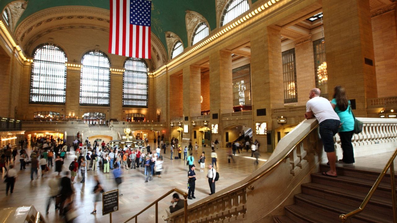 જણાવી દઈએ કે, જ્યારે દુનિયામાં પરિવહનના સાધનો ખૂબ જ ઓછા હતા, ત્યારે આ રેલવે સ્ટેશનનું નિર્માણ કરીને અમેરિકાએ આખી દુનિયાને ચોંકાવી નાખી હતી. આ રેલવે સ્ટેશનની વિશેષતા અને સુંદરતા તેને અજોડ બનાવે છે.