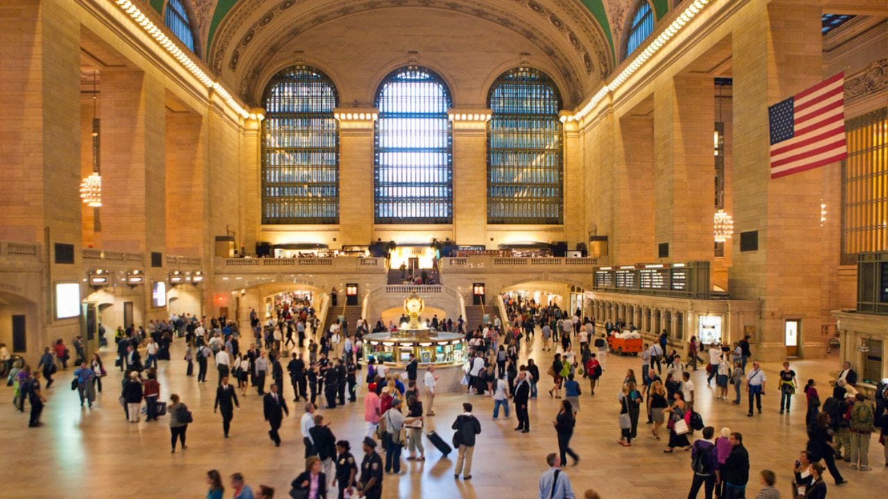 ગ્રાન્ડ સેન્ટ્રલે શહેરોમાં પરિવહન કેન્દ્રો વિશે વિચારવાની રીતને ઘણી હદ સુધી બદલી નાખી છે. તેણે દર્શાવ્યું કે, સ્ટેશન મોટાપાયે સેવા આપવાની સાથે સુંદર પણ હોઈ શકે છે. ઘણા આધુનિક ટર્મિનલ્સ આમાંથી પ્રેરણા લે છે પરંતુ બહુ ઓછા સ્ટેશનો આ સ્ટેશનના વિશાળ કદ અને ઉષ્માભર્યા વાતાવરણના સંતુલનની બરાબરી કરી શકે છે.