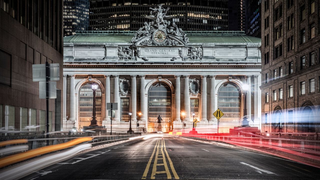 આ સ્ટેશન વર્ષ 1913 માં ખુલ્યું હતું, જ્યારે પરિવહનના આધુનિક સાધનો ઉપલબ્ધ નહોતા. અહીં દરરોજ લાખો મુસાફરો પહોંચે છે અને આરામદાયક મુસાફરી કરે છે. નવાઈની વાત એ છે કે, આટલી ભીડ હોવા છતાં અહીં બધું શાંત રહે છે અને તેનું મેનેજમેન્ટ (વ્યવસ્થાપન) બેજોડ છે. મોટા બાંધકામો ઘણીવાર કંટાળાજનક લાગે છે પરંતુ આ સ્ટેશન એવું નથી. આ સ્ટેશન સાબિત કરે છે કે, સાવચેતીપૂર્વક કરવામાં આવેલું આયોજન લાખો લોકોને આરામ આપી શકે છે. 