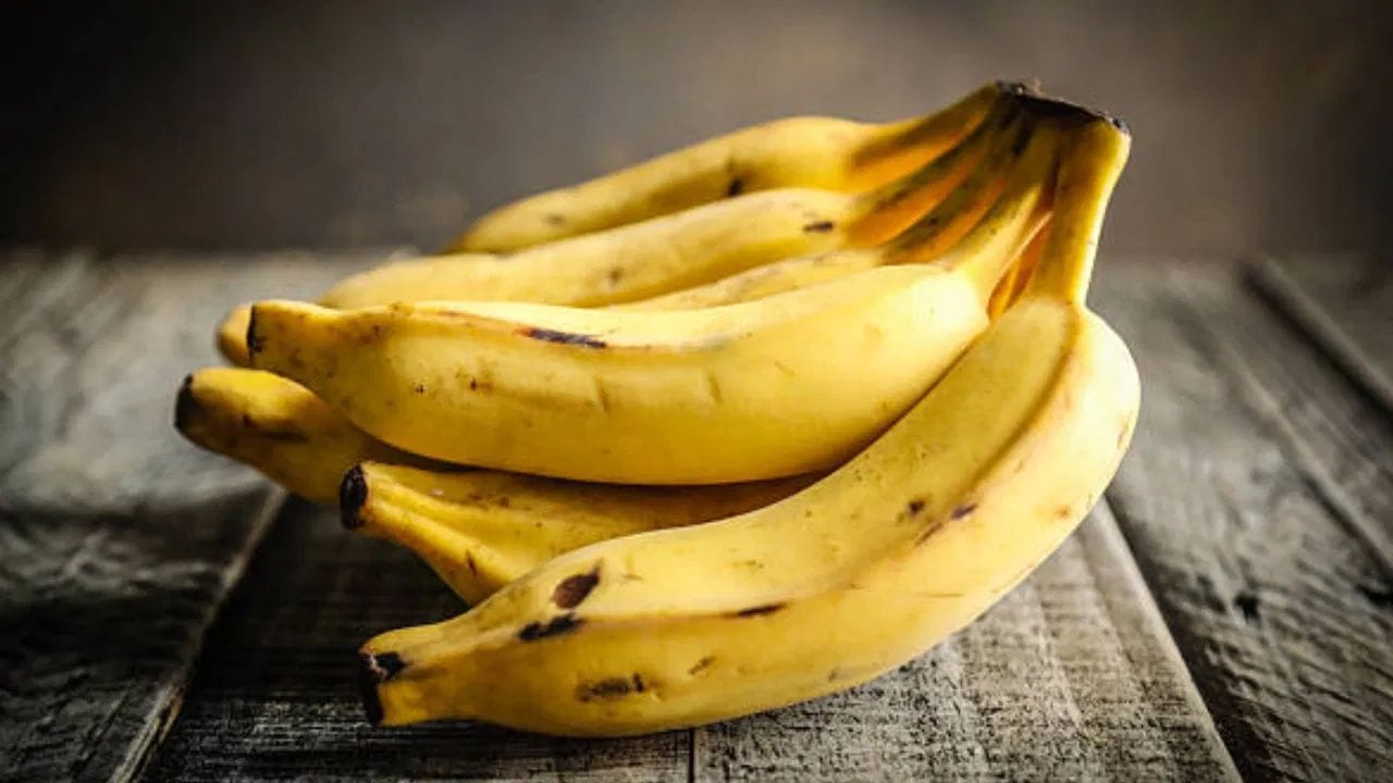 દરરોજ 1 કેળું ખાવાથી આંતરડા સ્વસ્થ રહે છે. કેળું એ આંતરડા માટે અત્યંત ફાયદાકારક ફળ છે. આ ફળ રેઝિસ્ટન્સ સ્ટાર્ચ અને પ્રીબાયોટિક ફાઈબરથી ભરપૂર હોય છે, જે આંતરડામાં રહેલા સ્વસ્થ બેક્ટેરિયાને પોષણ આપવામાં મદદ કરે છે. 