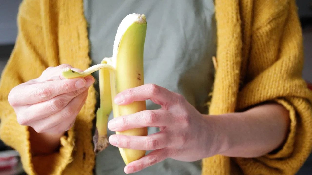 રોજ એક સફરજન ખાવાને બદલે તમે કેળું પણ ખાઈ શકો છો. કેળું એક એવું ફળ છે કે, જેને દરરોજ ખાવાથી પાચનતંત્ર (Gut Health) માં સુધારો આવે છે. ફાઈબર અને પોટેશિયમથી ભરપૂર કેળું શરીર માટે ખૂબ જ ફાયદાકારક માનવામાં આવે છે. કેળાને પેટ માટે 'અમૃત' સમાન ફળ પણ કહી શકાય છે. બાળકો અને વડીલો એમ દરેકને કેળું તો ખૂબ જ પસંદ આવે છે.