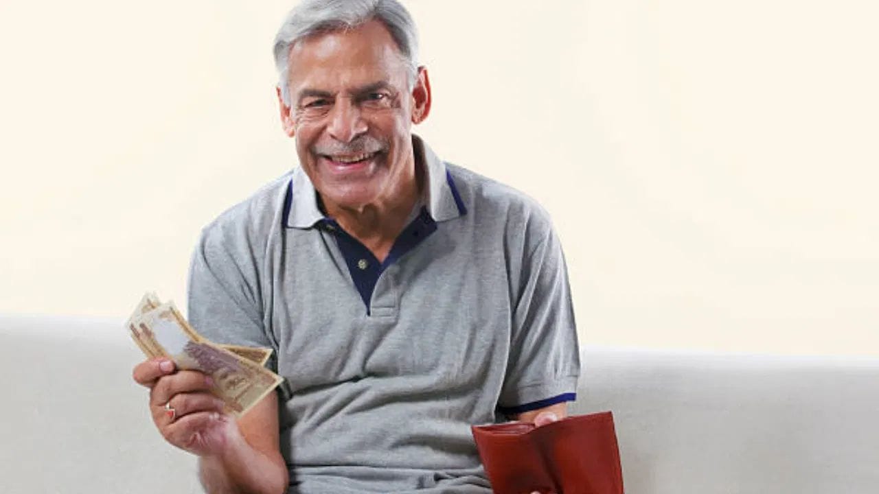 પેન્શનની રકમ એ બાબત પર નિર્ભર કરે છે કે, તમે કઈ ઉંમરે રોકાણ કરવાનું શરૂ કર્યું છે. ઉદાહરણ તરીકે, જો તમારી ઉંમર અત્યારે 18 વર્ષ છે અને તમે ઈચ્છો છો કે, 60 વર્ષ પછી તમને દર મહિને ₹5,000 મળે, તો તમારે દર મહિને માત્ર ₹210 જમા કરાવવા પડશે. આ જ રીતે, જો તમે 30 વર્ષની ઉંમરે આ યોજના શરૂ કરો છો અને ₹5,000નું પેન્શન મેળવવા ઈચ્છો છો, તો તમારે દર મહિને ₹577 આપવા પડશે.