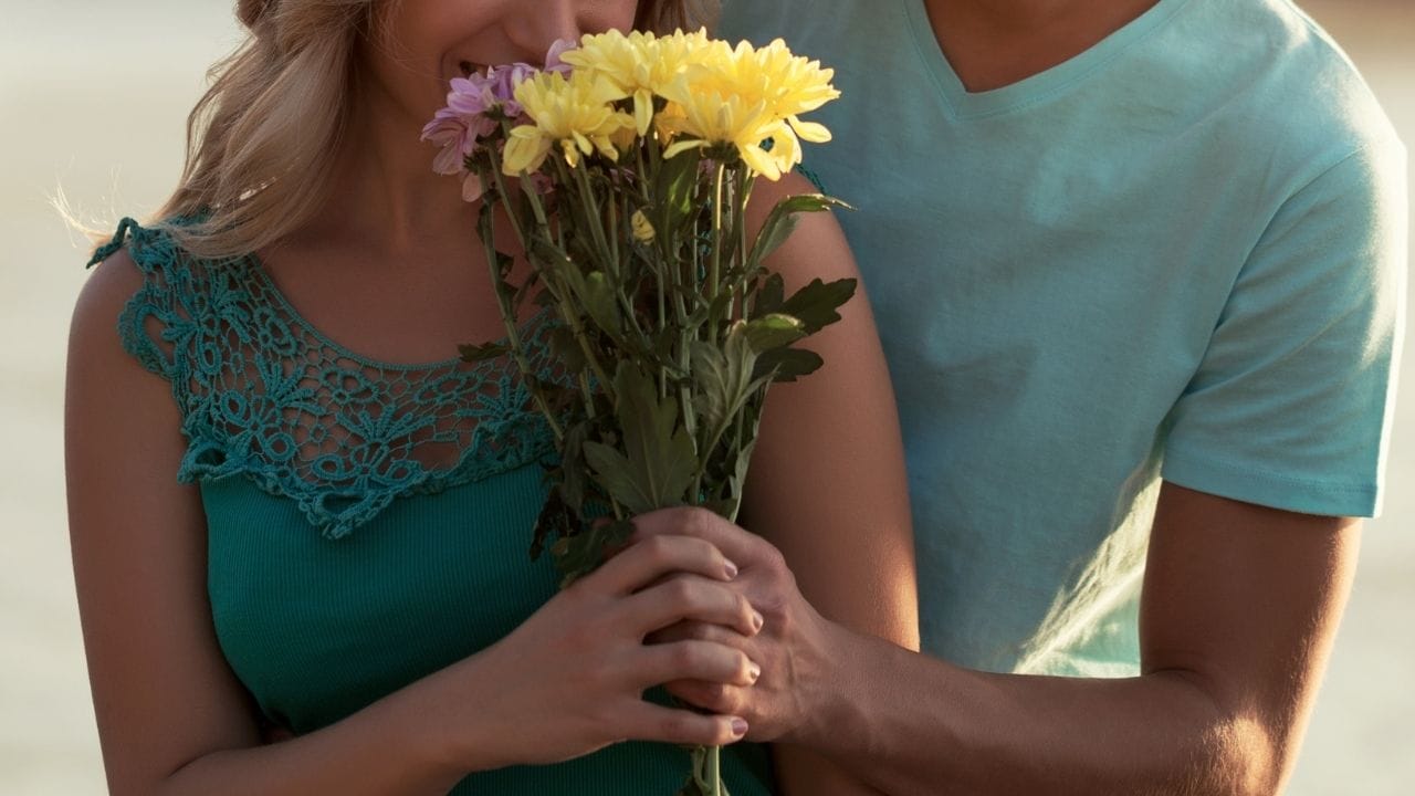 આ અનોખી વ્યવસ્થા સૌપ્રથમ જાપાનમાં શરૂ થઈ હતી. સમય જતાં, તે ચીન, દક્ષિણ કોરિયા અને થાઇલેન્ડ જેવા એશિયન દેશોમાં પણ લોકપ્રિય બની ગઈ છે. આ દેશોમાં અનેક એપ્લિકેશન્સ અને કંપનીઓ ટૂંકા સમય માટે ગર્લફ્રેન્ડ ભાડે રાખવાની સુવિધા આપે છે.