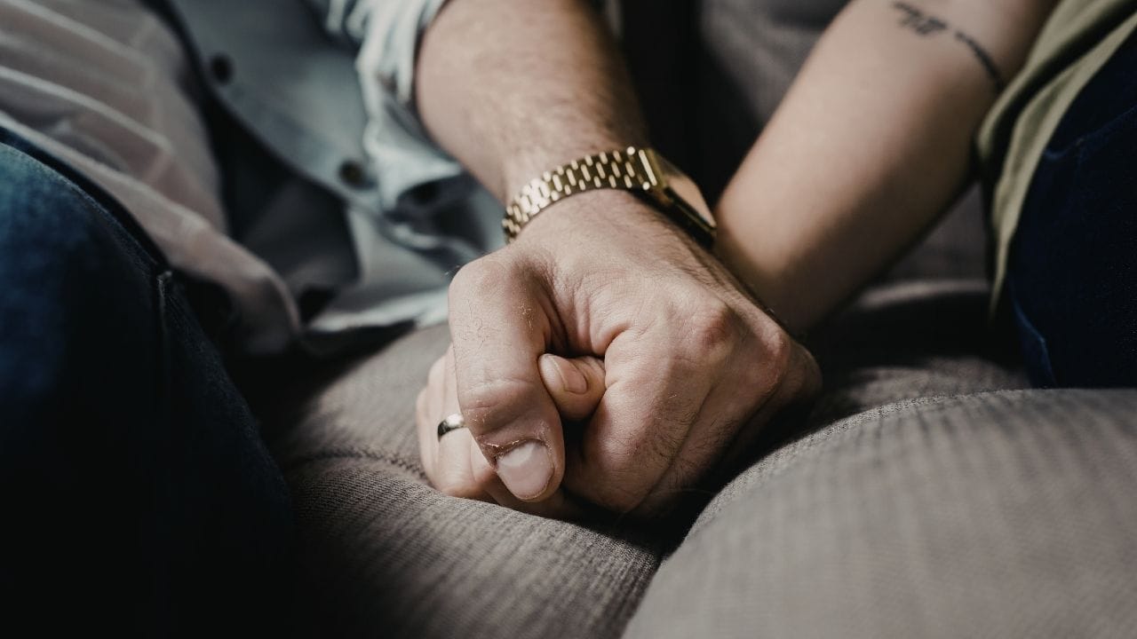 અહીં ગર્લફ્રેન્ડ્સ સંપૂર્ણપણે વ્યાવસાયિક હોય છે અને તેમને ખાસ તાલીમ આપવામાં આવે છે, જેથી તેઓ ગ્રાહકો સાથે યોગ્ય અને સન્માનજનક રીતે વ્યવહાર કરી શકે. જાપાનમાં ઘણી ખાનગી કંપનીઓ દ્વારા આ સેવા શરૂ કરવામાં આવી છે. આ કંપનીઓ યુવતીઓને તાલીમ આપે છે અને તેમને સામાજિક વ્યવહાર, વાતચીત અને શિસ્તબદ્ધ વર્તન માટે તૈયાર કરે છે. આ સેવામાં કોઈ પણ પ્રકારનો શારીરિક સંબંધ સામેલ હોતો નથી.