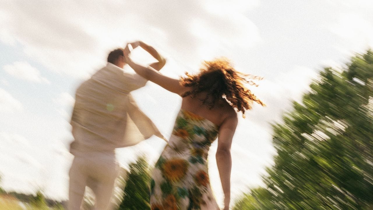 જાપાન અને ચીન જેવા દેશોમાં આ સેવા લેવાના મુખ્ય બે કારણો જોવા મળે છે. પ્રથમ કારણ એકલતા, તણાવ અથવા બ્રેકઅપ પછી ભાવનાત્મક ટેકો મેળવવાનો છે. ઘણા લોકો આ સેવાને સાથીપણાની લાગણી માટે પસંદ કરે છે. બીજું મોટું કારણ પરિવાર અને સમાજનું લગ્ન માટેનું દબાણ છે. અહીં ઘણા યુવાનો કારકિર્દી પર ધ્યાન આપવા માટે લગ્ન મોડું કરવા માંગે છે. આવી સ્થિતિમાં તેઓ ગર્લફ્રેન્ડ ભાડે રાખે છે અને તેમને પરિવાર સાથે પરિચય કરાવે છે અથવા કૌટુંબિક પ્રસંગોમાં સાથે લઈ જાય છે, જેથી પરિવારનો દબાણ થોડું ઓછું થાય.