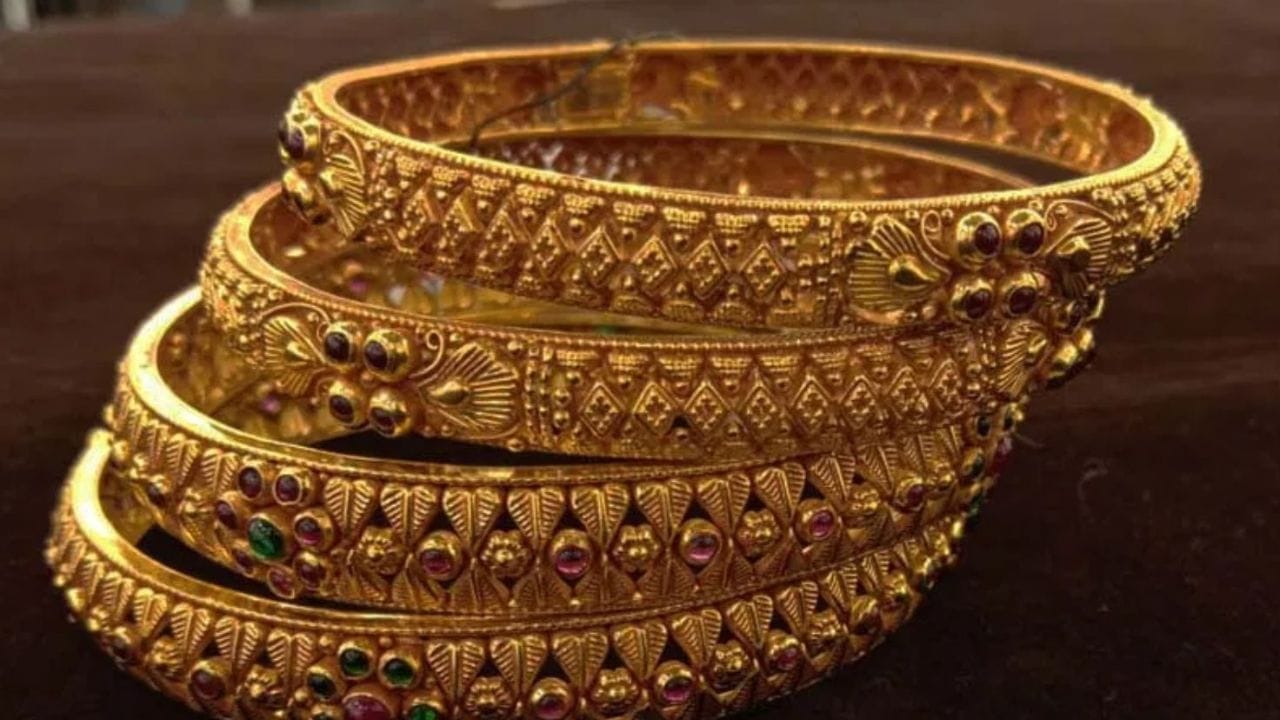 20 ફેબ્રુઆરીના રોજ સોનું $5,035 પ્રતિ ઔંસ પર ટ્રેડ થઈ રહ્યું હતું, જે 0.8% નો નોંધપાત્ર વધારો દર્શાવે છે. ઈરાન પર અમેરિકાના હુમલાના જોખમ છતાં સોનાના ભાવ સ્થિર રહ્યા છે અને તેના પર કોઈ ખાસ અસર પડી નથી.