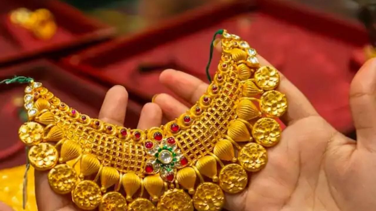  દિલ્હીમાં આજે 22 કેરેટ સોનાનો ભાવ રૂ.143,690 છે જ્યારે 24 કેરેટ સોનાનો ભાવ રૂ.156,740 નોંધાયો છે.તો મુંબઈમાં આજે 22 કેરેટ સોનાનો ભાવ રૂ.143,540 છે અને 24 કેરેટ સોનાનો ભાવ રૂ.156,590 છે.
