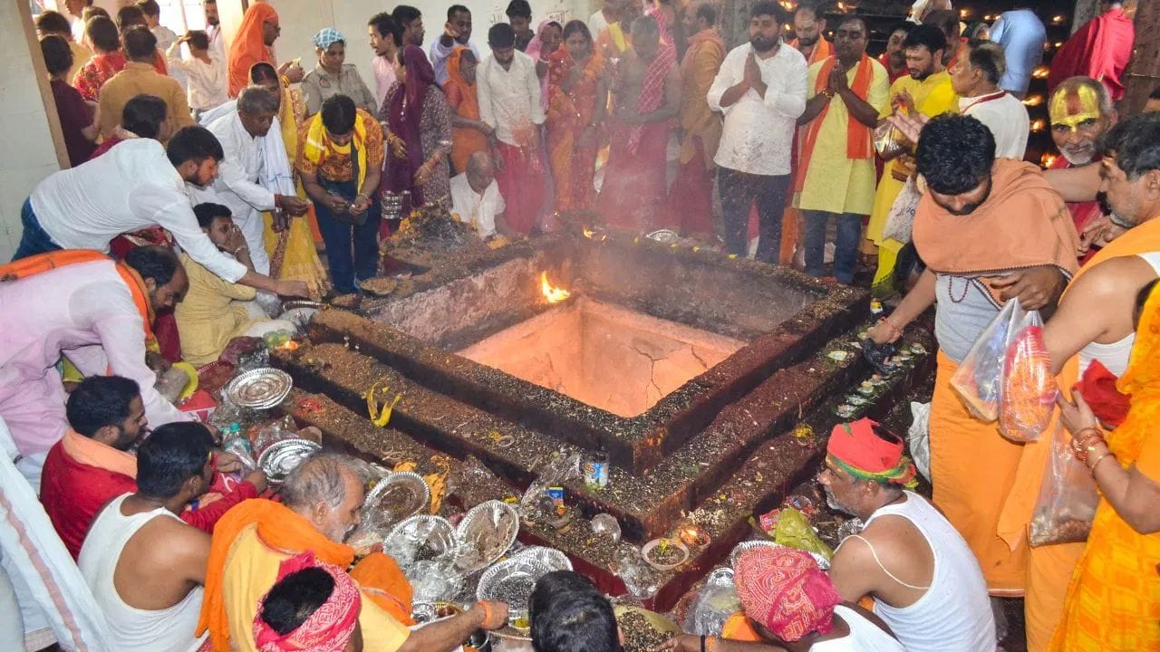 વૈદિક કાળમાં, સાત ઋષિઓના નામે મુખ્ય ગોત્રો રચાયા હતા: વશિષ્ઠ, ભારદ્વાજ, અત્રિ, વિશ્વામિત્ર, ગૌતમ, કશ્યપ અને જમદગ્નિ. આ ઋષિઓને ઘણા વંશના મૂળ ગુરુ માનવામાં આવે છે. દરેક ગોત્ર ચોક્કસ ઋષિ દ્વારા આપવામાં આવેલી પરંપરાનું પ્રતિનિધિત્વ કરે છે, અને ગોત્ર દ્વારા વ્યક્તિનો વંશ ઓળખી શકાય છે.
