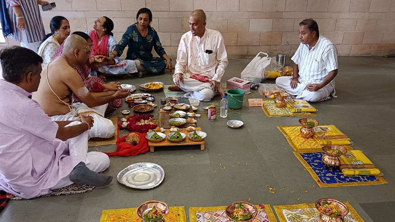 ખરેખર, સંસ્કૃત શબ્દ 'ગો' ના ઘણા અર્થ છે. તે જ્ઞાન, વેદ, ભૂમિ અને ગાય જેવા ખ્યાલોનો ઉલ્લેખ કરે છે. આ દ્રષ્ટિકોણથી, ગોત્રને એક ખ્યાલ ગણી શકાય જે ફક્ત લોહીના સંબંધો જ નહીં, પણ પેઢીઓથી પસાર થતા જ્ઞાનના વારસાને પ્રતિબિંબિત કરે છે.  ગોત્રને એક આધ્યાત્મિક વંશ પણ માનવામાં આવે છે.
