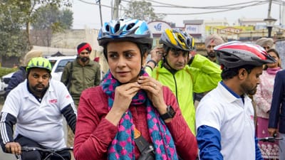 બોલિવુડની મલ્ટી ટેલેન્ટેડ અભિનેત્રી જેને બ્યુટી વિથ બ્રેન પણ કહેવામાં આવે છે. તેમણે ફેમિના મિસ ઈન્ડિયા યૂનિવર્સ 1999નો તાજ પણ પહેરાવવામાં આવ્યો હતો. તે માત્ર પોતાની એક્ટિંગ જ નહી પરંતુ પ્લેન ઉડાવવાથી લઈ હોર્સ રાઈડિંગમાં ટેલેન્ટેડ છે.