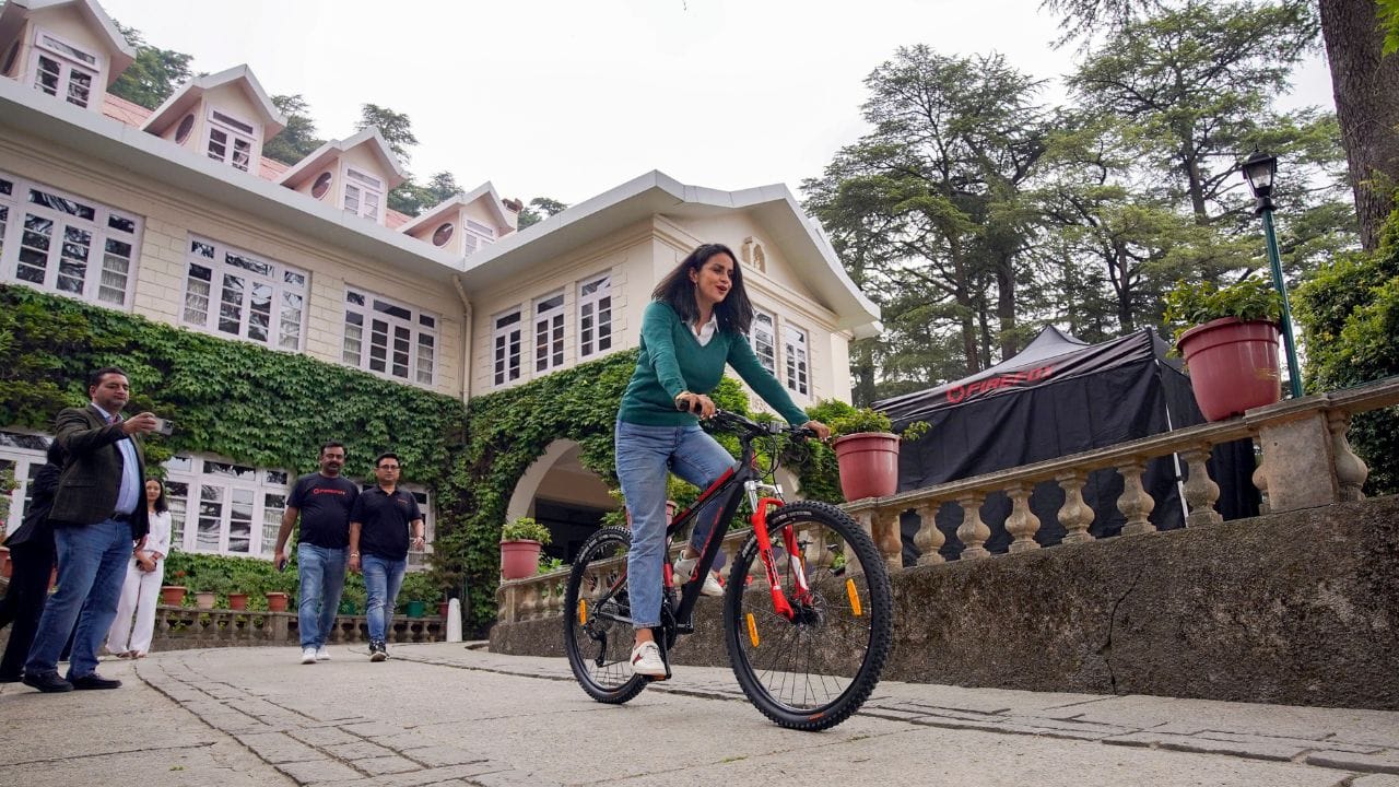 ગુલકીરત કૌર "ગુલ" પનાગનો જન્મ 3 જાન્યુઆરી 1979ના રોજ થયો છે.તે એક ભારતીય અભિનેત્રી, મોડેલ અને રાજકારણી છે. તેમણે 1999માં ફેમિના મિસ ઇન્ડિયા યુનિવર્સનો તાજ પહેરાવવામાં આવ્યો હતો